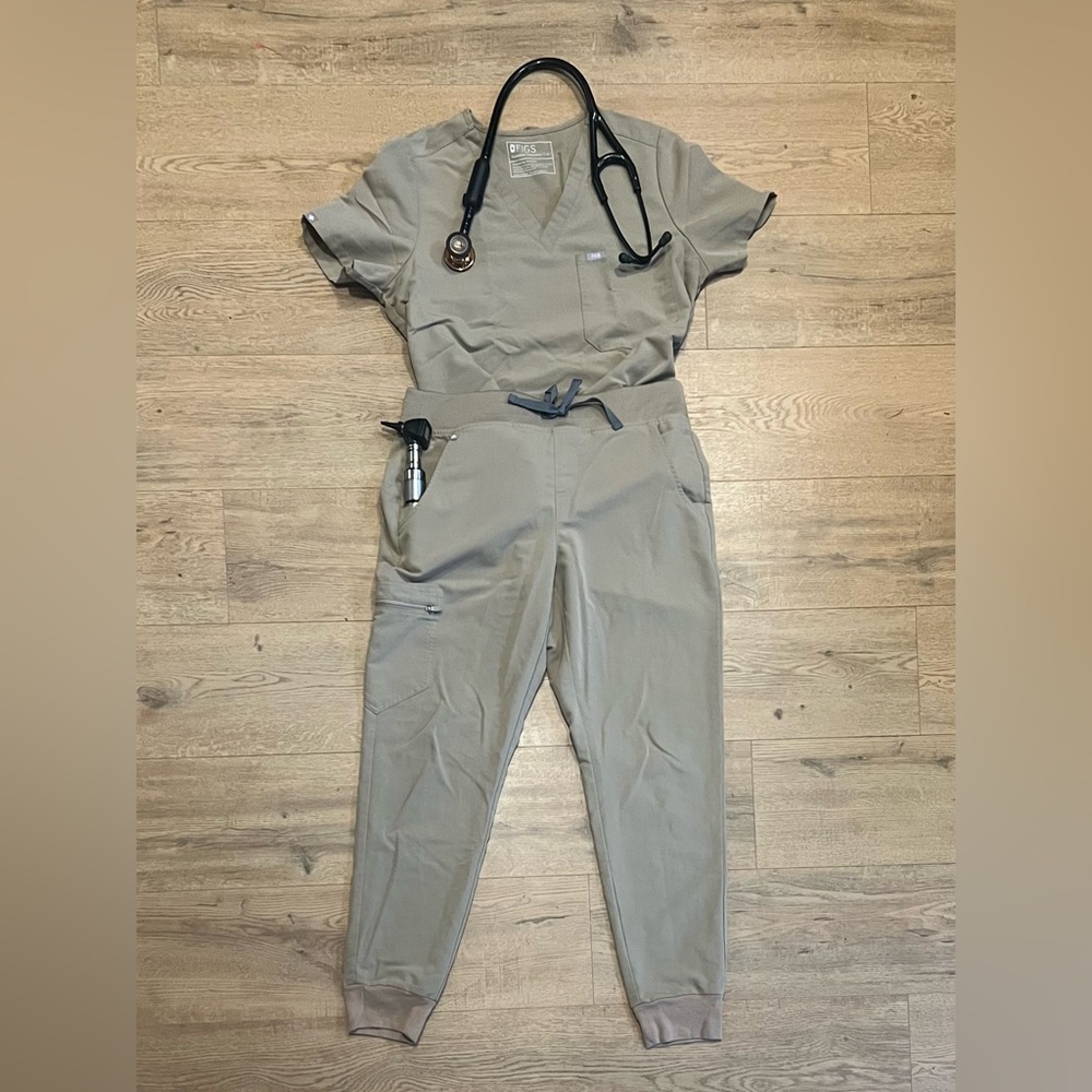 FIGS Scrub Set – Latte Catarina Top & Zamora Jogger Pants (Size M)